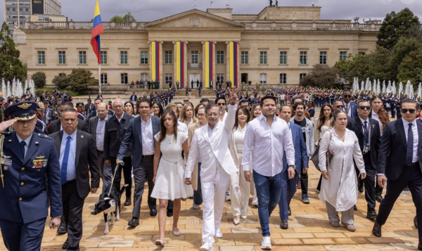 En medio de honores militares, Gustavo Petro abandona la Casa de Nariño tras finalizar su mandato